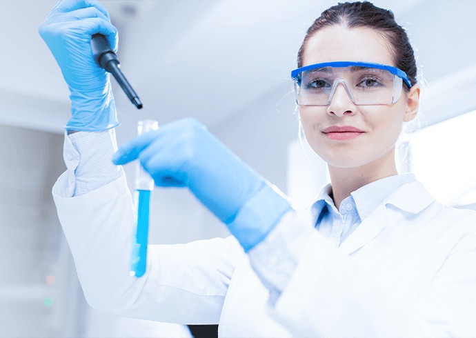 krahn-chemie-Labormitarbeiter_690x490