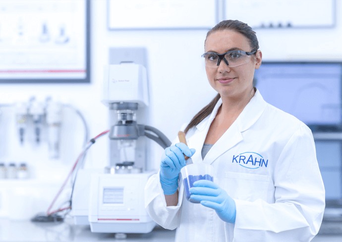 krahn-chemie-Labormitarbeiter_690x490_neu